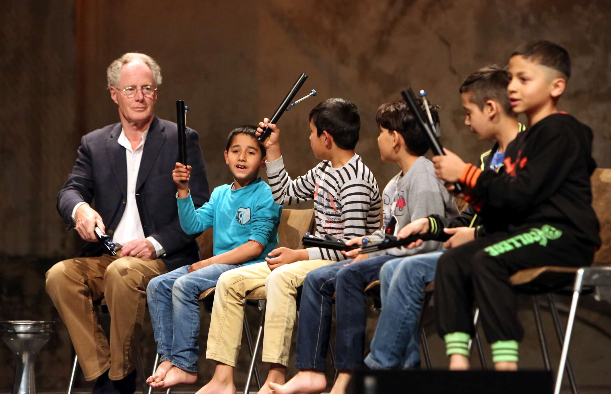 kinder bei schulprojekt bartok