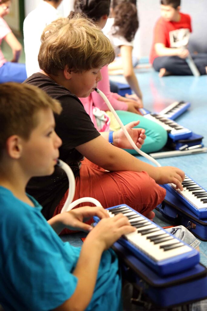 kinder an melodica