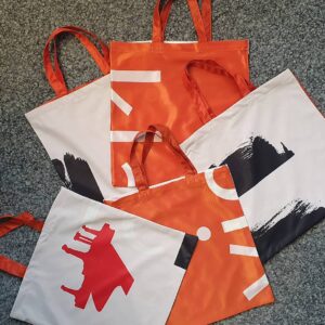 NEUAUFLAGE: Upcycling-Tragetasche aus aussortierten Fahnen