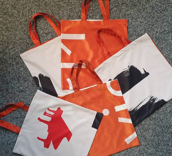 NEUAUFLAGE: Upcycling-Tragetasche aus aussortierten Fahnen