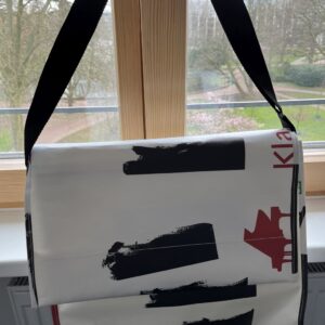 AUSVERKAUFT Upcycling-Umhängetasche aus alten Bannern