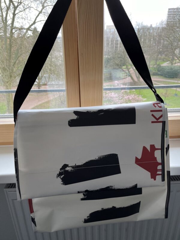 AUSVERKAUFT Upcycling-Umhängetasche aus alten Bannern